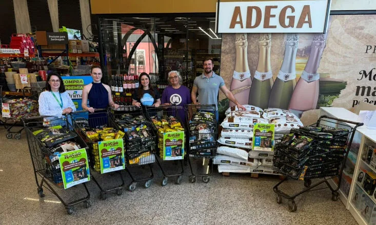 Uma tonelada de amor: comunidade dobra doações e alimenta animais carentes