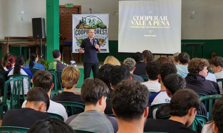 Palestra sobre a história do cooperativismo reúne comunidade escolar em Irati