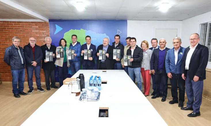 G7 Paraná entrega propostas a Sandro Alex, candidato a governador do Paraná