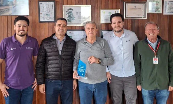 Adama entrega reconhecimento Somar à Coopavel, parceira de quatro décadas