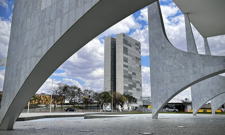 Executivo envia Orçamento de 2027 ao Congresso com mínimo de R$ 1.741