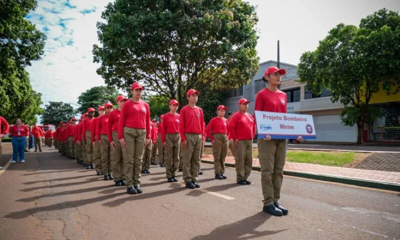 Bombeiros Mirins da C.Vale participam do desfile de 7 de Setembro