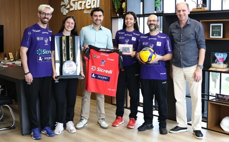 Projetos de voleibol de Marechal C. Rondon (PR) e Bebedouro (SP) recebem presentes autografados por Giba em ação do Sicredi
