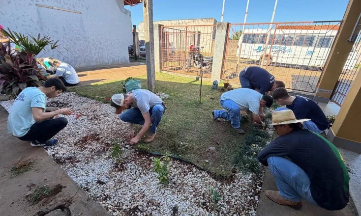 Voluntários das cooperativas de Arapoti se unem para revitalizar escola municipal