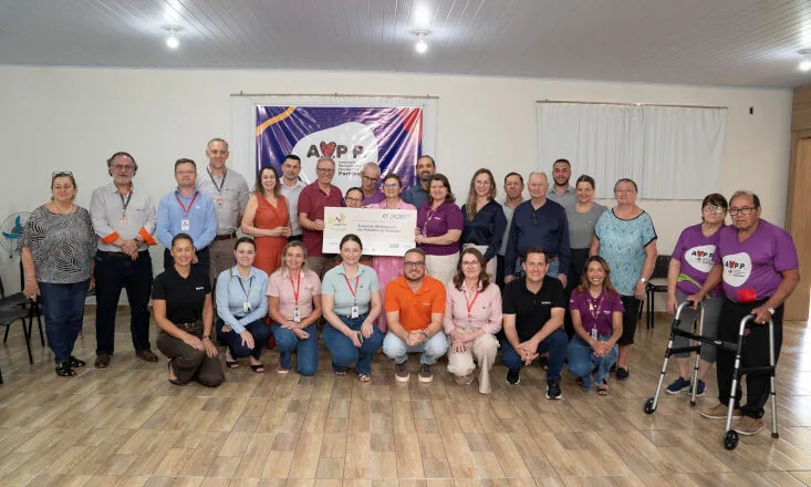 Frimesa e cooperativas parceiras entregam cheque oficial à Associação de Portadores de Parkinson 