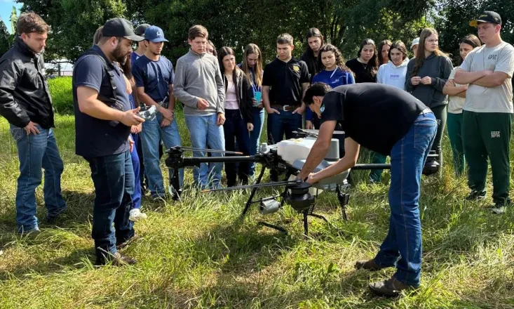 Col&eacute;gios agr&iacute;colas estaduais recebem drones para aulas de agricultura de precis&atilde;o
