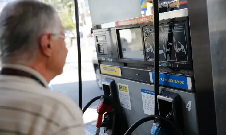 Governo prorroga por um m&ecirc;s subven&ccedil;&atilde;o de R$ 2,12 ao diesel