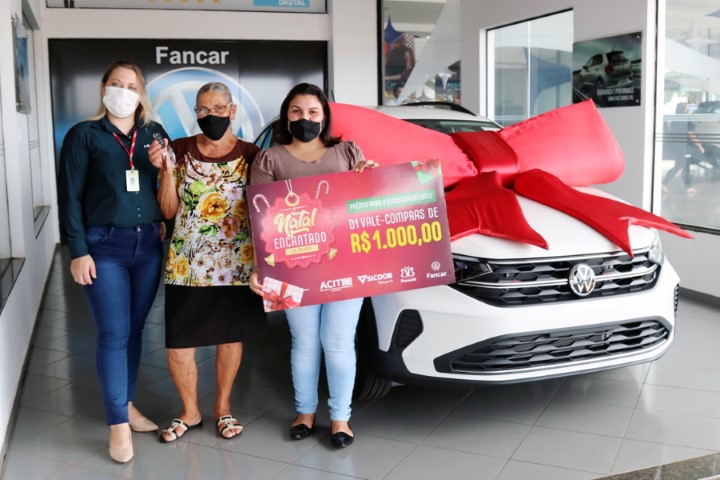 PRIMATO: Cliente de supermercado da cooperativa recebe 1º carro da promoção da ACIT