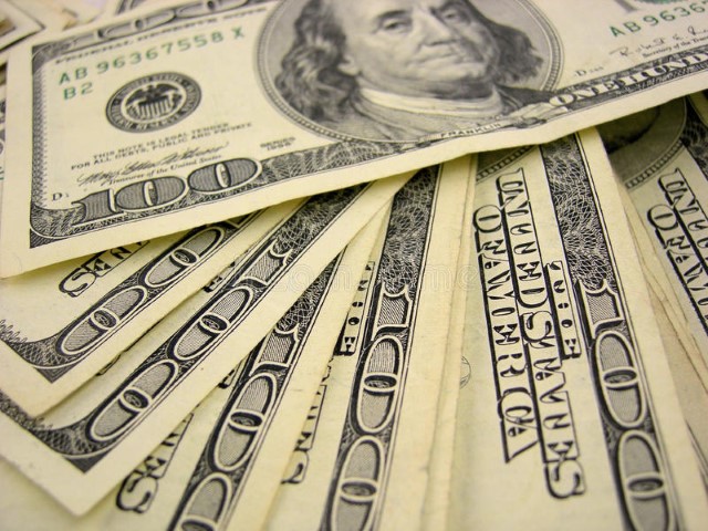 CÂMBIO: Dólar tem dia de volatilidade com feriado nos EUA, mas fecha estável