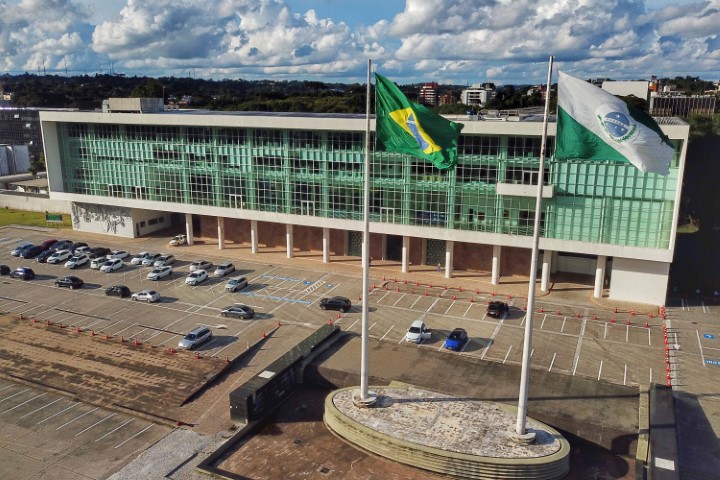 PARANÁ: Estado revoga ponto facultativo e suspende festividades de Carnaval