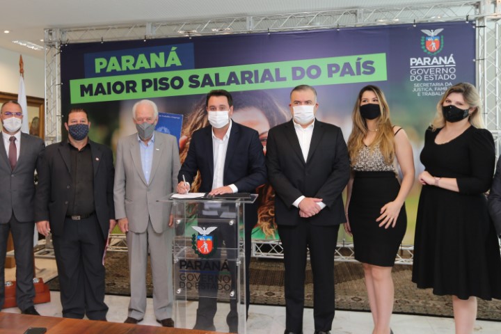 PISO: Governador ratifica novo salário mínimo regional do Paraná, o maior do País