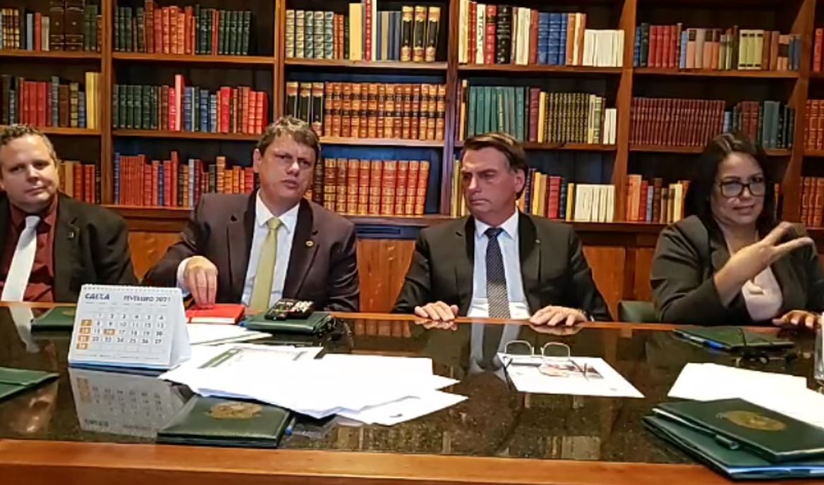 ECONOMIA II: Bolsonaro diz que impostos federais sobre gás e diesel serão zerados