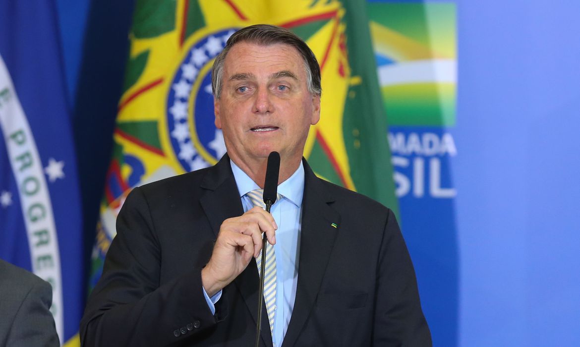TRIBUTOS: Bolsonaro zera PIS e Cofins do diesel e do gás de cozinha