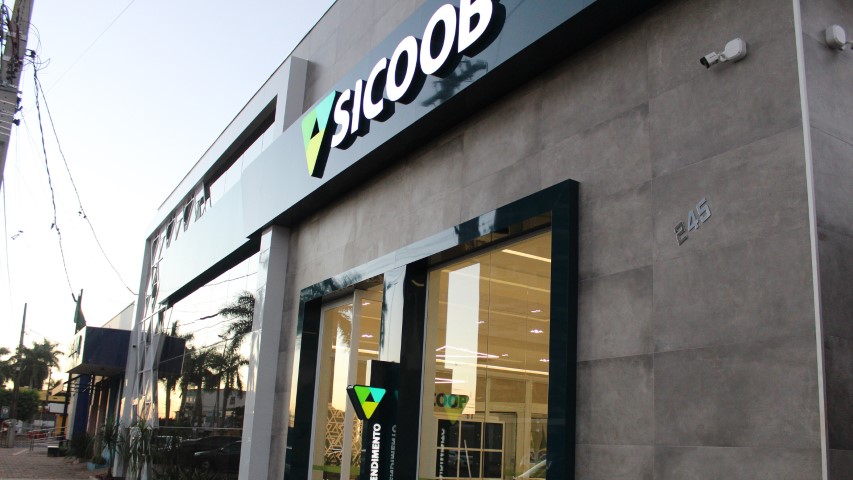 SICOOB MÉDIO OESTE: Nova sede administrativa e agência são inauguradas em Assis Chateaubriand
