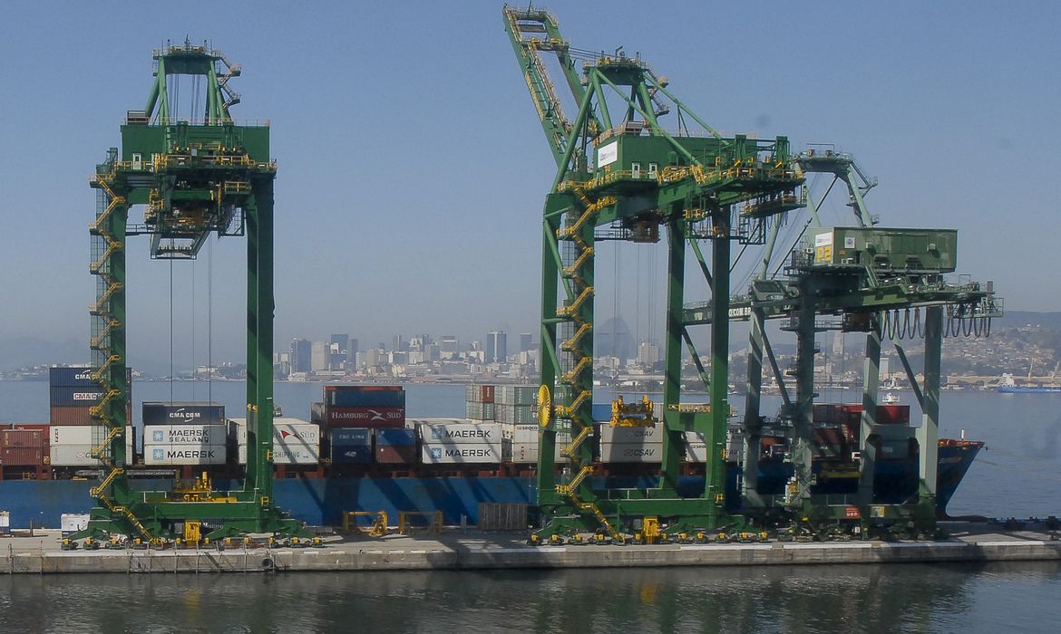 COMÉRCIO EXTERIOR: Superávit comercial de 2021 sobe quase cinco vezes com novo cálculo