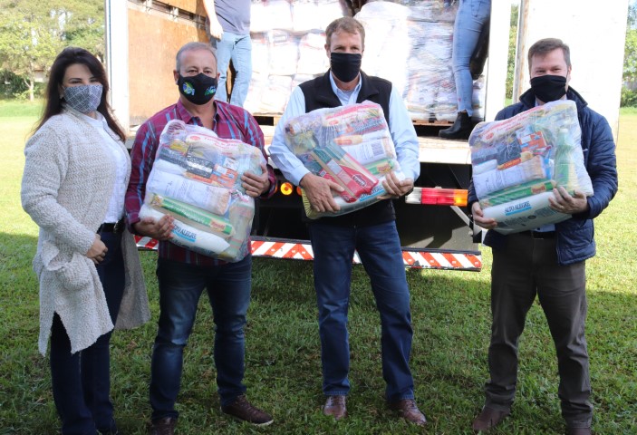 CASTROLANDA: Cooperativa realiza doação de alimentos para a prefeitura de Castro