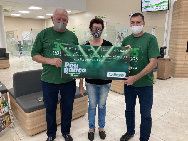 SICREDI ALIANÇA: Associada de Entre Rios do Oeste ganha R$5 mil na campanha Poupança Premiada