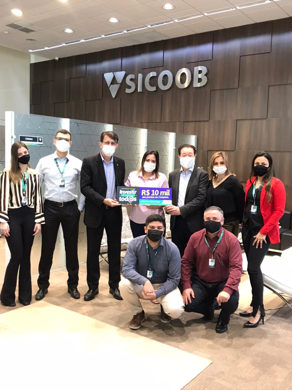 SICOOB OURO VERDE: Cooperada é premiada na campanha “Investir é para tod@s”