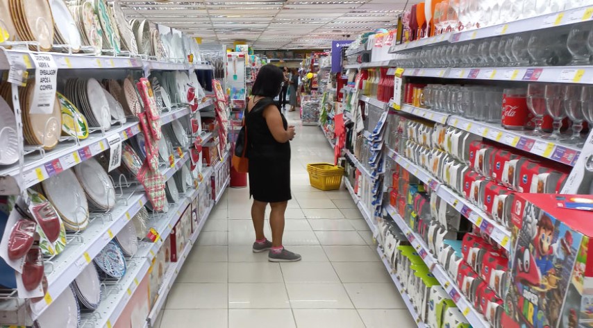 VAREJO: Vendas recuam 3,1% em agosto, com mais da metade das atividades em queda
