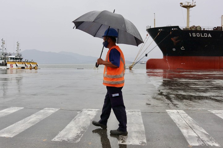 INFRAESTRUTURA: Chuva acima da média em outubro impacta nas operações portuárias no Paraná