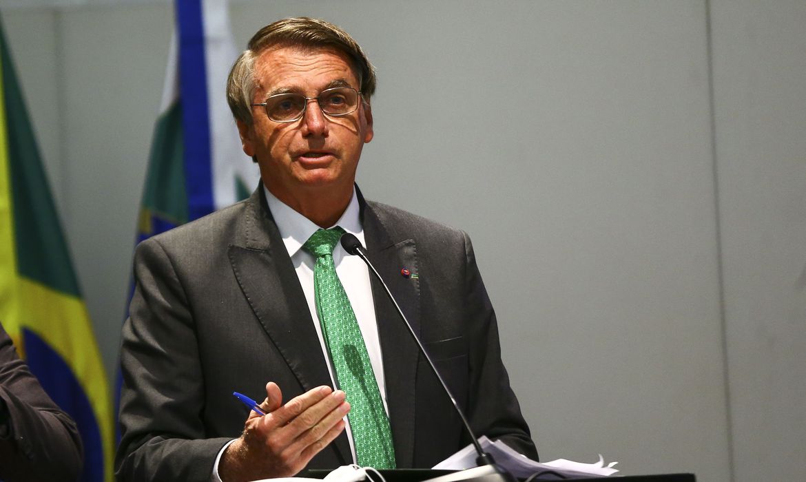 ECONOMIA: Presidente edita decreto que regulamenta o Auxílio Brasil