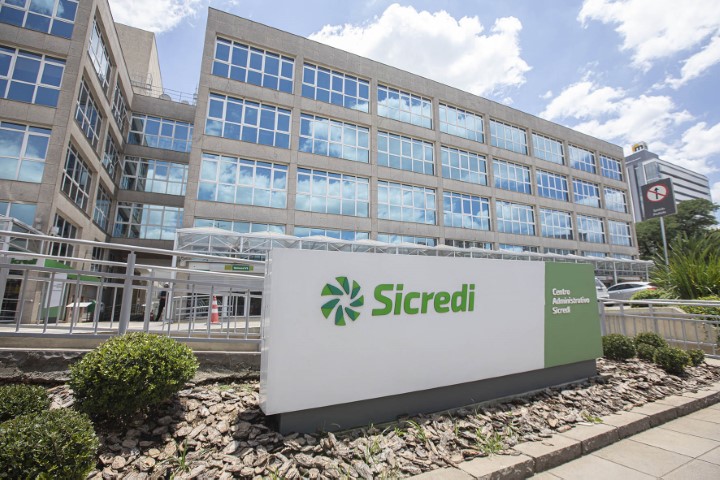 SICREDI: Entre as 200 maiores empresas do país, segundo o anuário Valor Grandes Grupos
