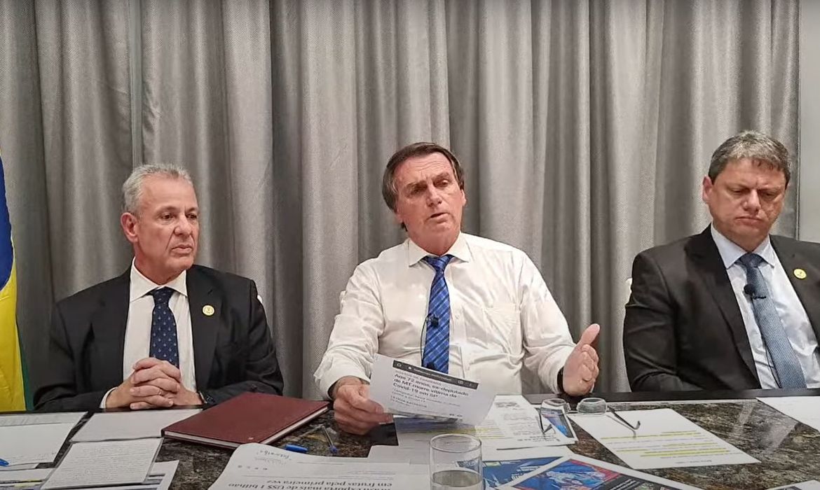 EXECUTIVO: Presidente negocia PEC para zerar impostos sobre combustíveis