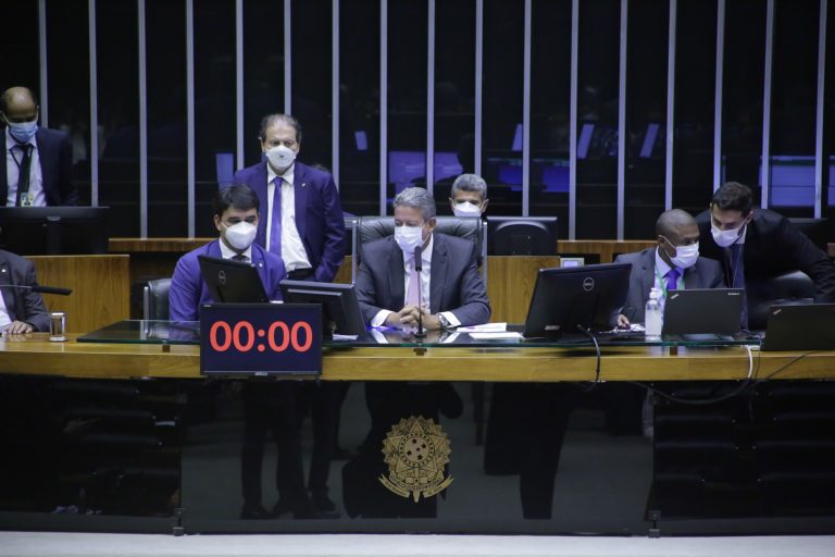 AGRICULTURA: Câmara aprova projeto que moderniza o registro de defensivos agrícolas no Brasil