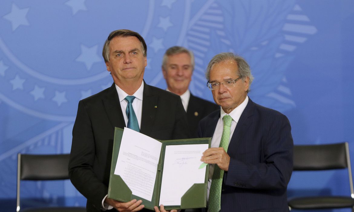 ECONOMIA: Presidente assina decreto para reduzir IOF sobre câmbio