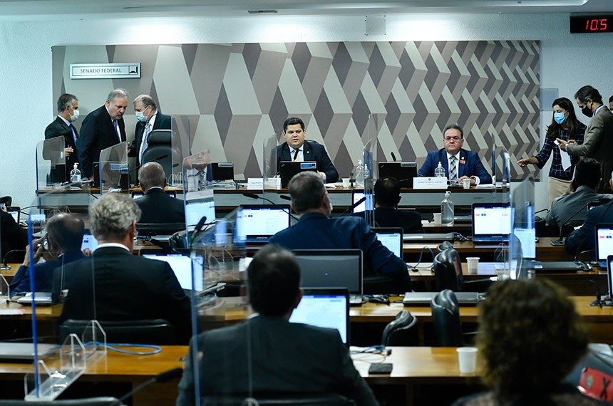LEGISLATIVO: CCJ deve votar reforma tributária e projeto sobre armas de fogo para CACs