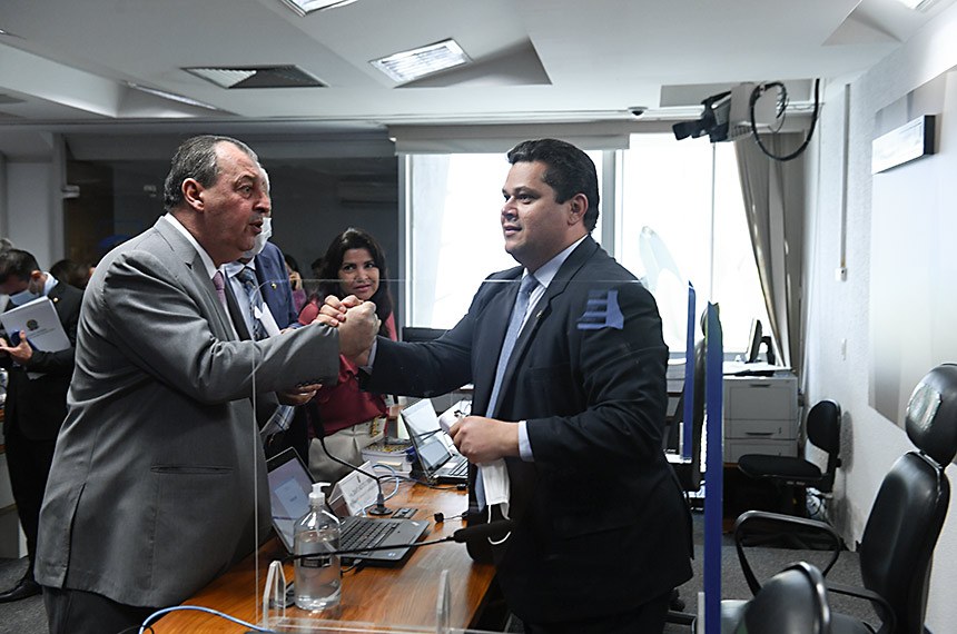 LEGISLATIVO: Reunião da CCJ é cancelada, e análise de reforma tributária e de projeto sobre armas é adiada