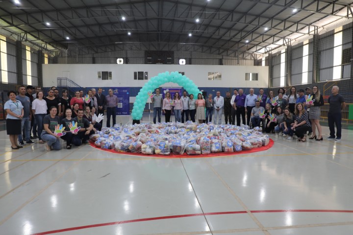 DIA C: Cooperativas de Medianeira entregam alimentos arrecadados durante o Dia de Cooperar