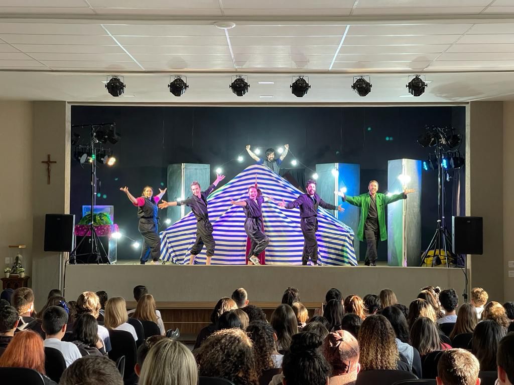 SICREDI: Em turnê nacional, peça teatral #Juntos leva teatro aos jovens de Campo Largo (PR) 