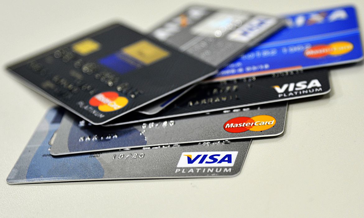 ECONOMIA: Cartões lideraram forma de pagamento em 2021 com participação de 51%
