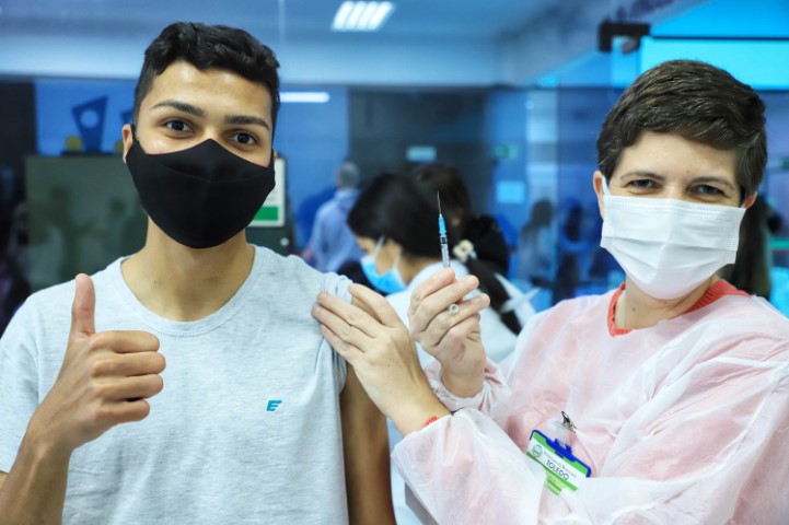 SAÚDE III: Secretaria distribui mais doses e reforça importância da imunização contra Covid-19 no fim de ano