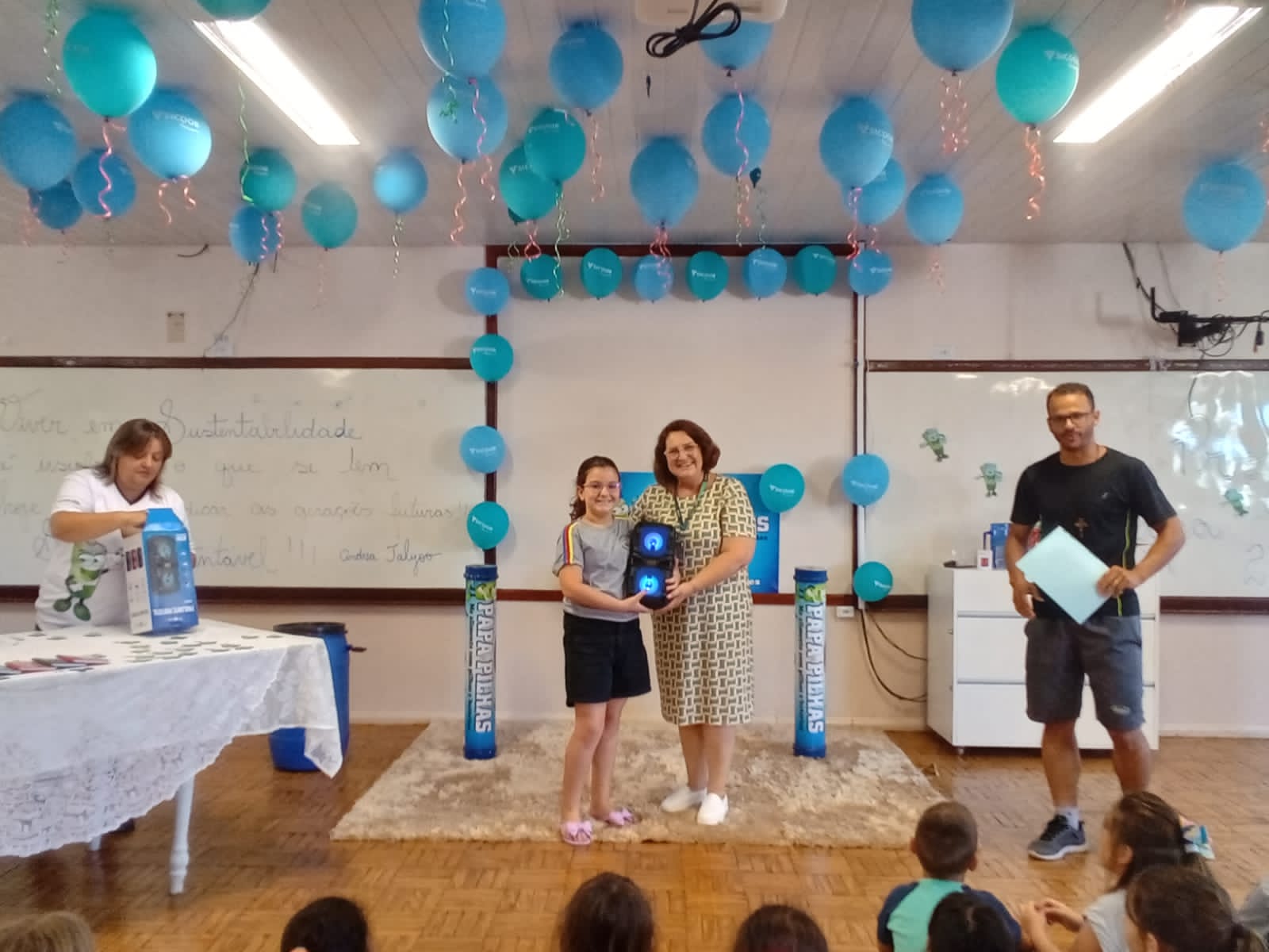 SICOOB MERIDIONAL: Escola de Vera Cruz premia alunos participantes do projeto Papa-pilhas