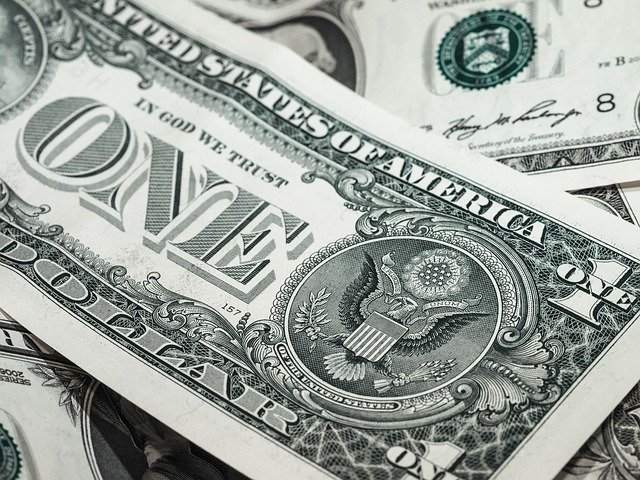 CÂMBIO: Dólar cai para R$ 5 e fecha no menor valor em dez meses
