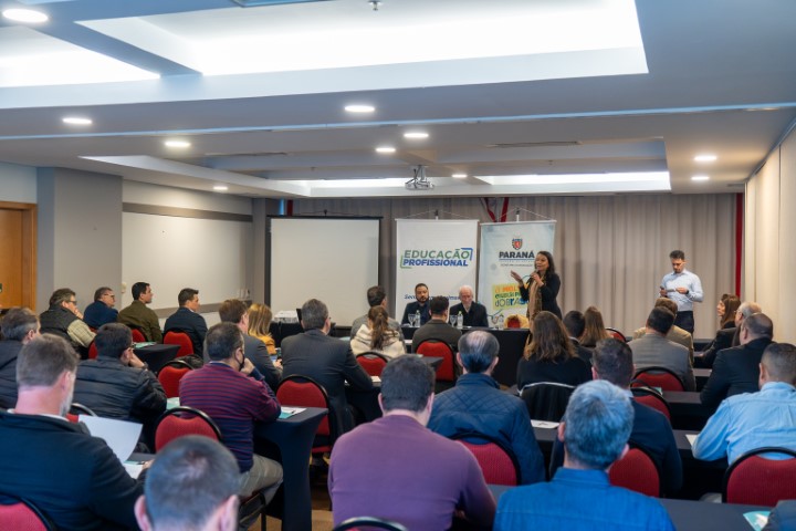 EDUCAÇÃO: Profissionais do Sistema Ocepar participam de evento sobre reestruturação de matriz curricular voltada ao setor agropecuário