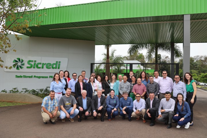 CRÉDITO: Comitiva colombiana visita Sicredi Progresso PR/SP para conhecer modelo de negócio