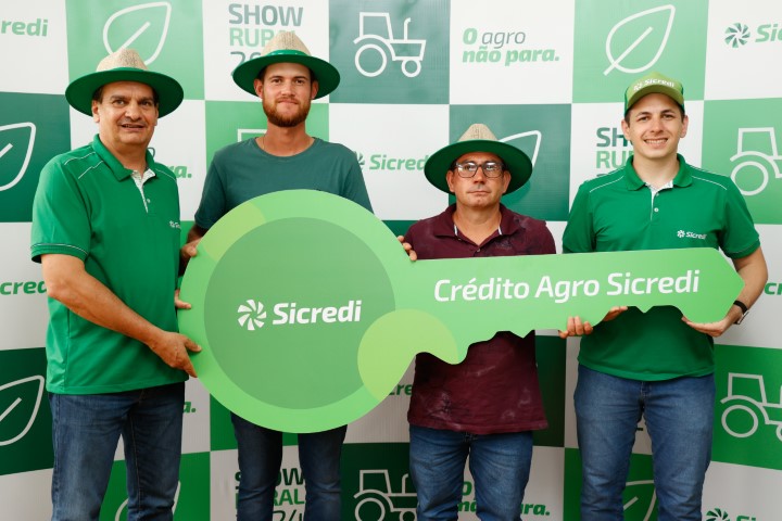 CRÉDITO: Sicredi Vanguarda realiza entrega simbólica de maquinários agrícolas financiados no Show Rural 2024