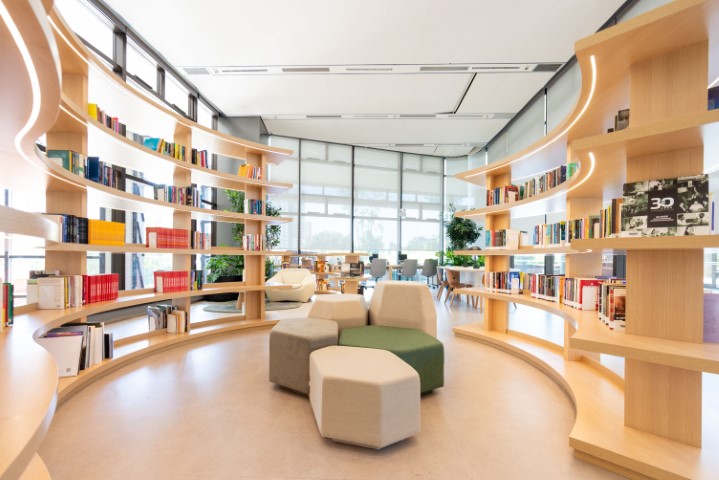 CRÉDITO: Com grande acervo, Sicredi Dexis empresta livros à população em Maringá