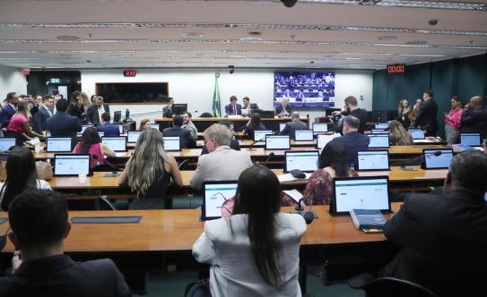 PLP 42/2023: Aposentadoria especial para expostos a substâncias prejudiciais avança 
