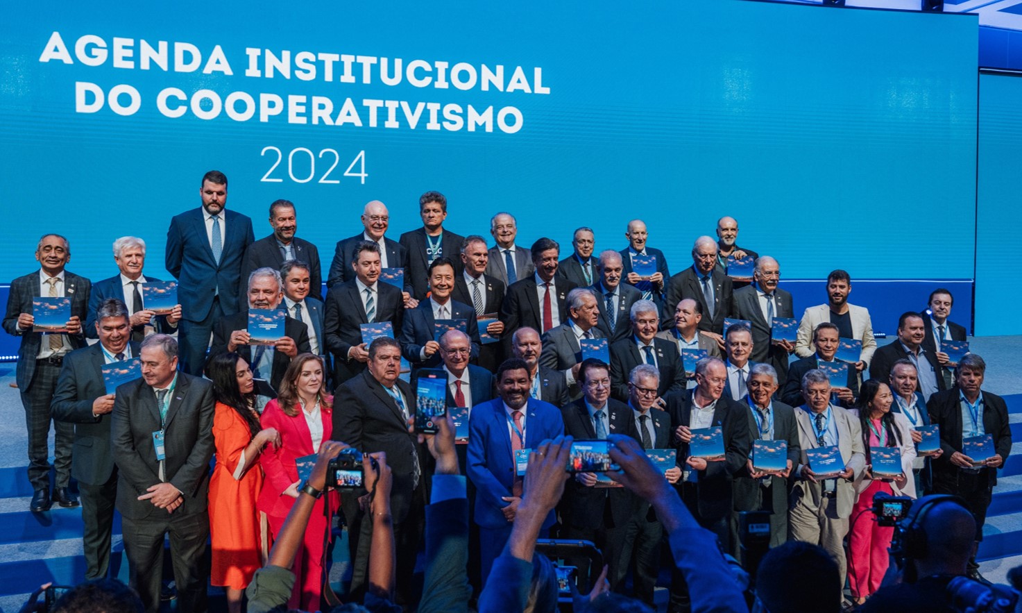RELAÇÕES INSTITUCIONAIS: Lançamento da Agenda Institucional do Cooperativismo é um dos destaques do boletim 