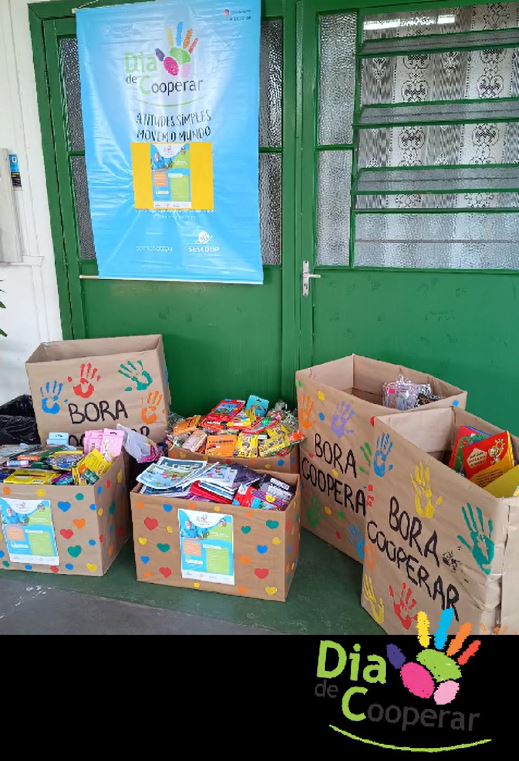 SOLIDARIEDADE: Colégio Cooperativa da Lapa envia 150 kits escolares para crianças e adolescentes afetados pelas enchentes no RS