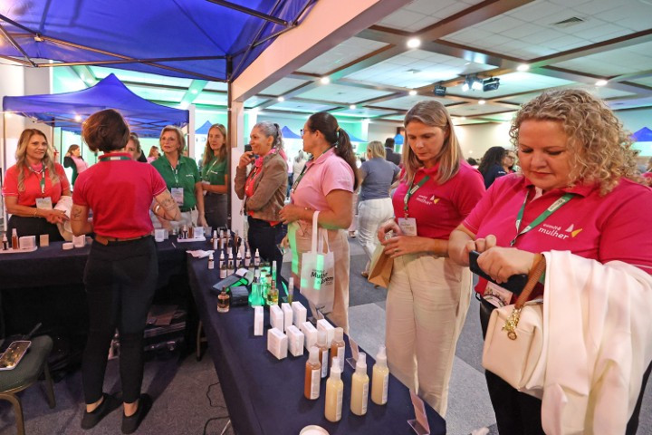 Sicredi Fronteiras apresenta cases de sucesso no Summit Nacional Mulher e Jovem 2025