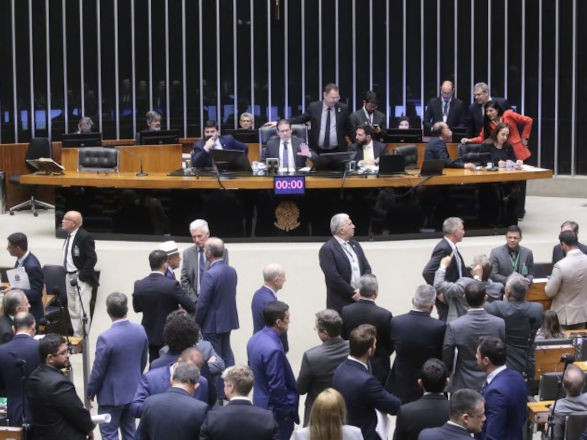 Câmara aprova pedido de urgência para projeto que suspende aumento do IOF