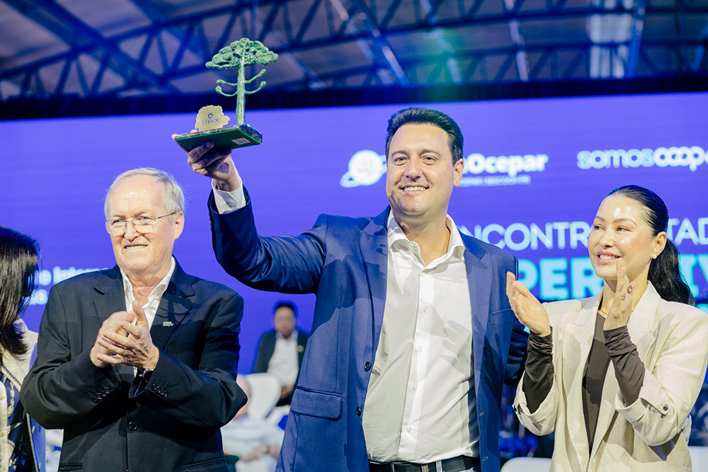 Governador do Paraná recebe Troféu Ocepar 